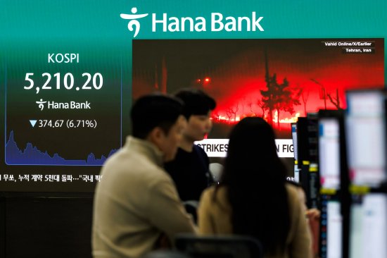  中东冲突升级，原油价格剧烈震荡；全球交易员彻夜应对市场风暴。 股票财经 中东冲突升级，原油价格剧烈震荡；全球交易员彻夜应对市场风暴。 股票财经 中东冲突升级，原油价格剧烈震荡；全球交易员彻夜应对市场风暴。 股票财经 中东冲突升级，原油价格剧烈震荡；全球交易员彻夜应对市场风暴。 股票财经