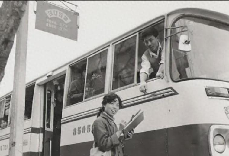  老舅的铁皮车厢里，装着整整一代人的热血与眼泪 情感心理