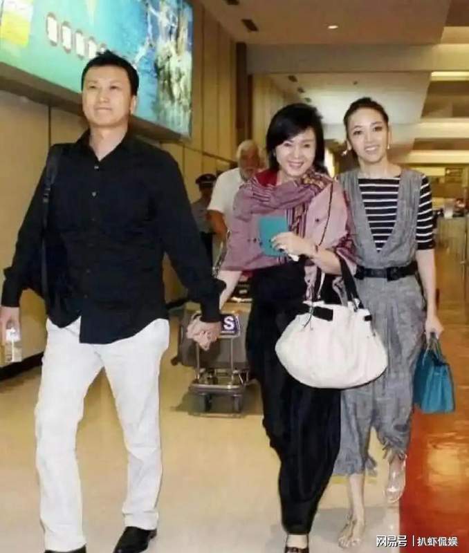  “背影经济学”：从侯佩岑悉尼度假看明星家庭的隐私守护之道 娱乐新闻