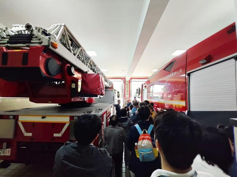  当水柱喷向天空的那一刻：一场消防站里的温暖相遇 情感心理